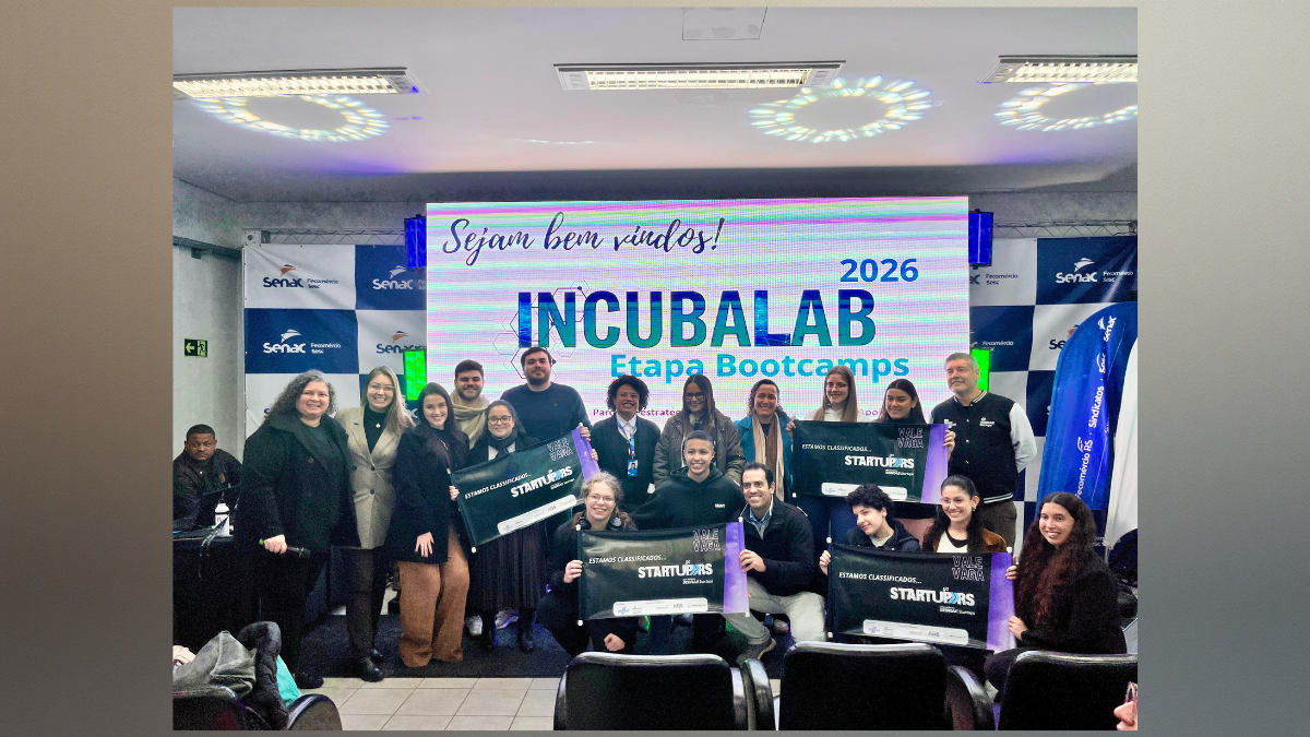 A GIT Cristina Aur&eacute;lio com as equipes vencedoras do IncubaLab em Uruguaiana